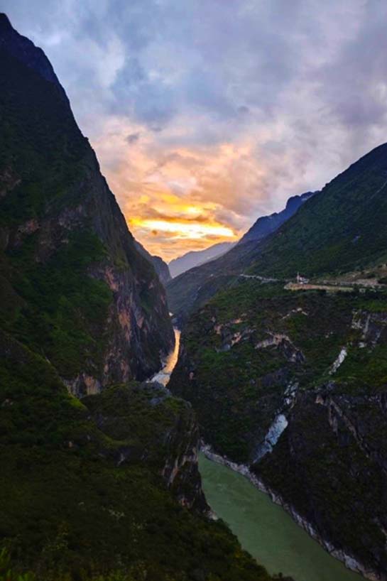 百夫長旅行_亞洲_中國_lux-小米地-驚險虎跳峽1